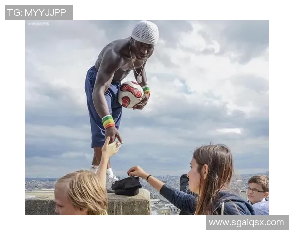 街头足球明星化妆秀出风采与技巧引发热潮吸引众多粉丝围观 街头足球明星化妆秀出风采与技巧引发热潮吸引众多粉丝围观