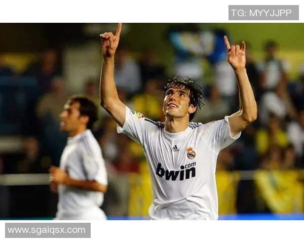 足球明星胜利手势背后的故事与意义解析